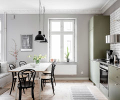 Spotlight on color: una cucina verde oliva affacciata sul soggiorno