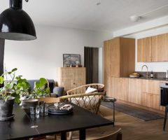 Tiny&cozy: legno, cocco e fibre naturali per un appartamento con balcone