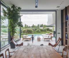 Big and Bright: Ramp House, una strordinaria casa affacciata sul fiume