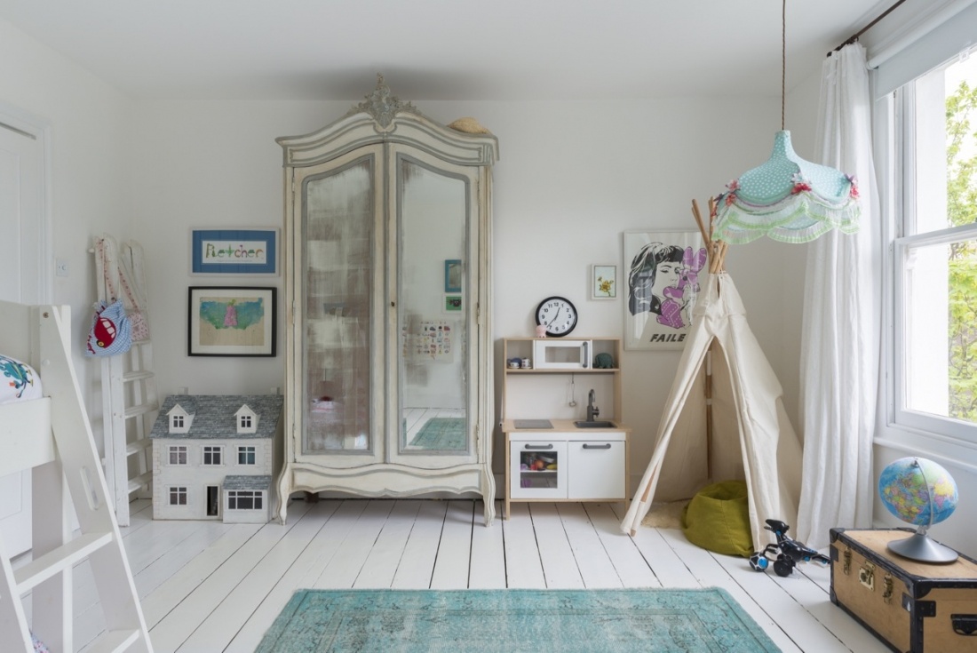 Nel quartiere di Valencia El Cabanyal la designer Patricia Peña ha deciso di comprare e ristrutturare un'antica casa di pescatori, non una rarità in questa zona lungo la spiaggia della città, ora è un'area con un fascino speciale, poiché è formata per lo più da case con facciate rustiche e mosaici multicolori con porte tradizionali in legno e ferro. La struttura delle travi in ​​legno è stata preservata così come il muro di mattoni alle pareti; il concetto architettonico e decorativo scelto da Patricia è un misto di ispirazioni: da un lato lo stile industriale, che si può osservare nell'altezza dei soffitti, gli spazi aperti, il pavimento in cemento, le ringhiere in ferro battuto, la cucina e l'impianto di condizionamento a vista. [ 284 more words ] https://www.inthemoodfordesign.eu/…/interior-inspiration-un…/