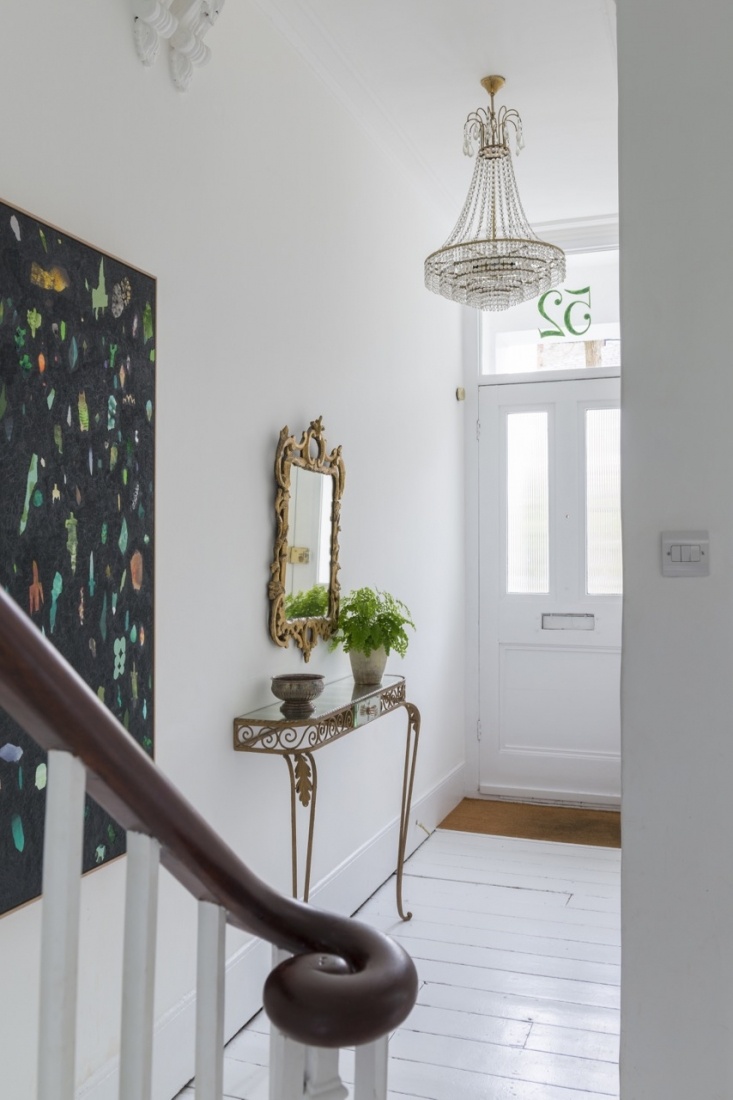 Nel quartiere di Valencia El Cabanyal la designer Patricia Peña ha deciso di comprare e ristrutturare un'antica casa di pescatori, non una rarità in questa zona lungo la spiaggia della città, ora è un'area con un fascino speciale, poiché è formata per lo più da case con facciate rustiche e mosaici multicolori con porte tradizionali in legno e ferro. La struttura delle travi in ​​legno è stata preservata così come il muro di mattoni alle pareti; il concetto architettonico e decorativo scelto da Patricia è un misto di ispirazioni: da un lato lo stile industriale, che si può osservare nell'altezza dei soffitti, gli spazi aperti, il pavimento in cemento, le ringhiere in ferro battuto, la cucina e l'impianto di condizionamento a vista. [ 284 more words ] https://www.inthemoodfordesign.eu/…/interior-inspiration-un…/