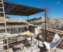 Vacanze Italiane: Casa Gaia, una terrazza con vista sui tetti di Modica