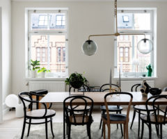 Spotlight on color: black and white e dettagli classici per un elegante interno svedese