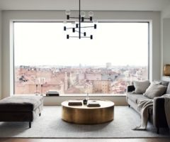 Tiny&cozy: un appartamento di 50 mq con enormi finestre e vista incredibile