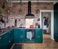 Interior inspiration: una bellissima cucina verde con mattoni a vista