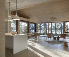 Go green: una baita di montagna appoggiata lievemente sul terreno