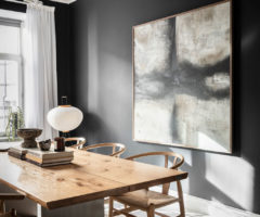 Spotlight on color: colori autunnali per un interno che punta sui contrasti cromatici