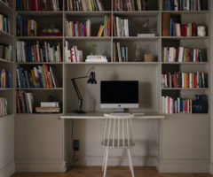 Interior inspiration: un appartamento dalla palette neutra con una stanza dedicata al lavoro