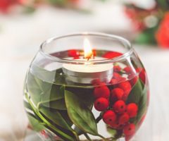 Aria di Natale: centrotavola e candele per decorare la tavola di Natale