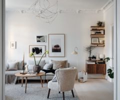 Interior Inspiration: toni neutri e azzurro polvere in cucina per un appartamento nordico