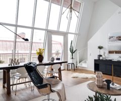 Un appartamento con vetrata che si affaccia su un piccolo terrazzo