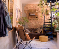 Un piccolo bilocale bohemien con parete di mattoni a vista