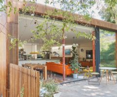 Una casa dall’ispirazione brutalista con un affaccio su un giardino
