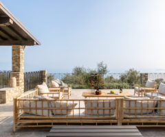 Materiali preziosi e design lussuoso per una casa con vista sul Lago di Garda