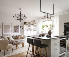 Un appartamento compatto ed elegante con una cucina openplan
