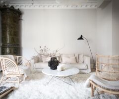 Una romantica casa nordica in bianco e grigio