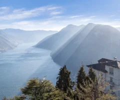 Villa Peduzzi: una straordinaria casa tra nuvole e lago