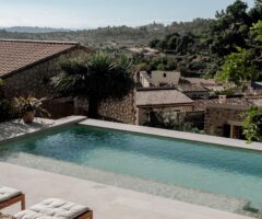 Una casa dallo stile minimalista in un antico paese di Mallorca