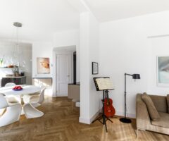 Un luminoso appartamento olandese che punta su arredi di design