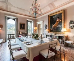 Un’antica casa con vista sul Lago di Como che sembra il set di un film in costume