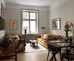 Divani in velluto color senape per un appartamento dalla palette sofisticata