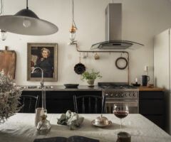 Pareti nere e soluzioni sorprendenti per un piccolo appartamento nordico