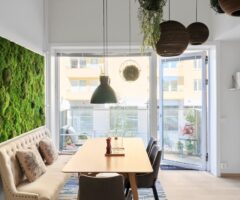 Un originale angolo pranzo affacciato su una cucina dal design essenziale