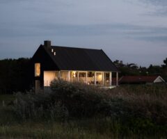 Un casa dal mood minimalista con affaccio sulla spiaggia danese