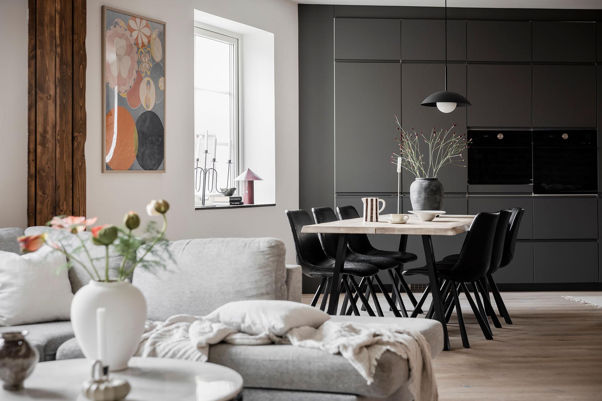 Cucina nera e parete in mattoni 6