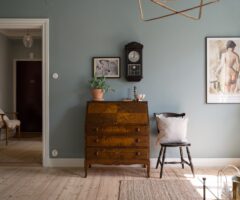 Un monolocale con cucina separata dai colori insoliti e accattivanti
