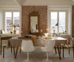 Una casa luminosa dove i toni neutri incontrano il calore del mattone