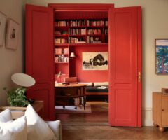 Una palette intensa per un appartamento dallo stile vintage e personale