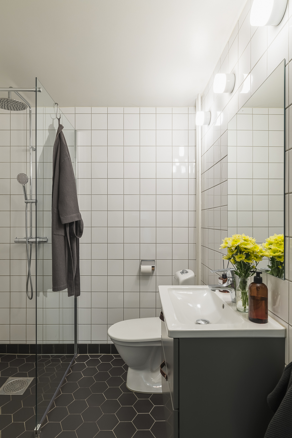 bagno con piastrelle bianche