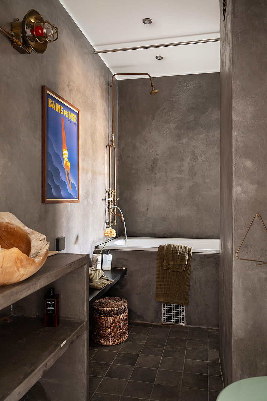 bagno con rivestimento cementizio