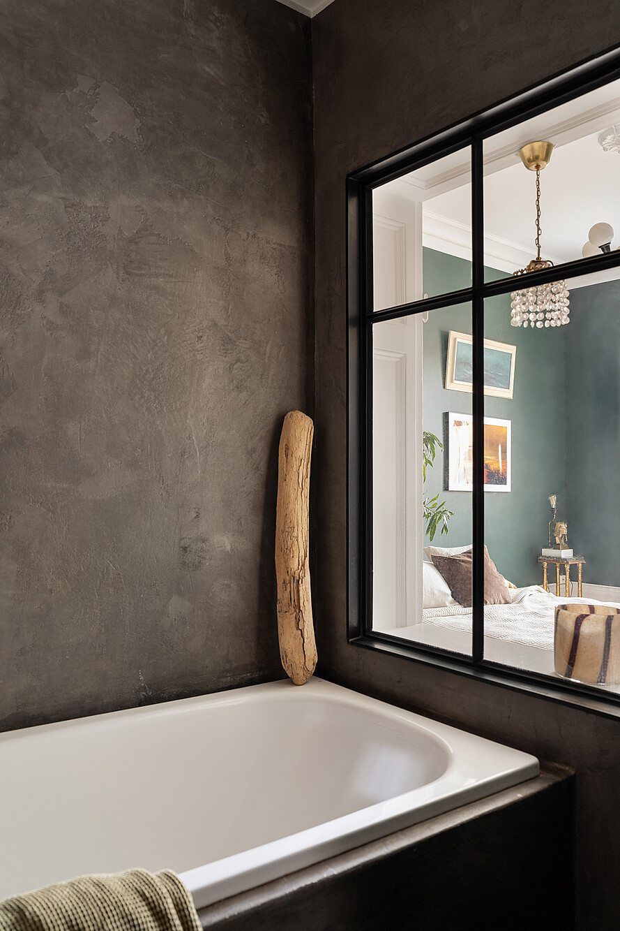 bagno in resina e vetrata sulla stanza . jpg