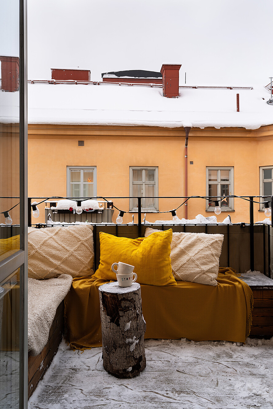 balcone attrezzato con sedute 1