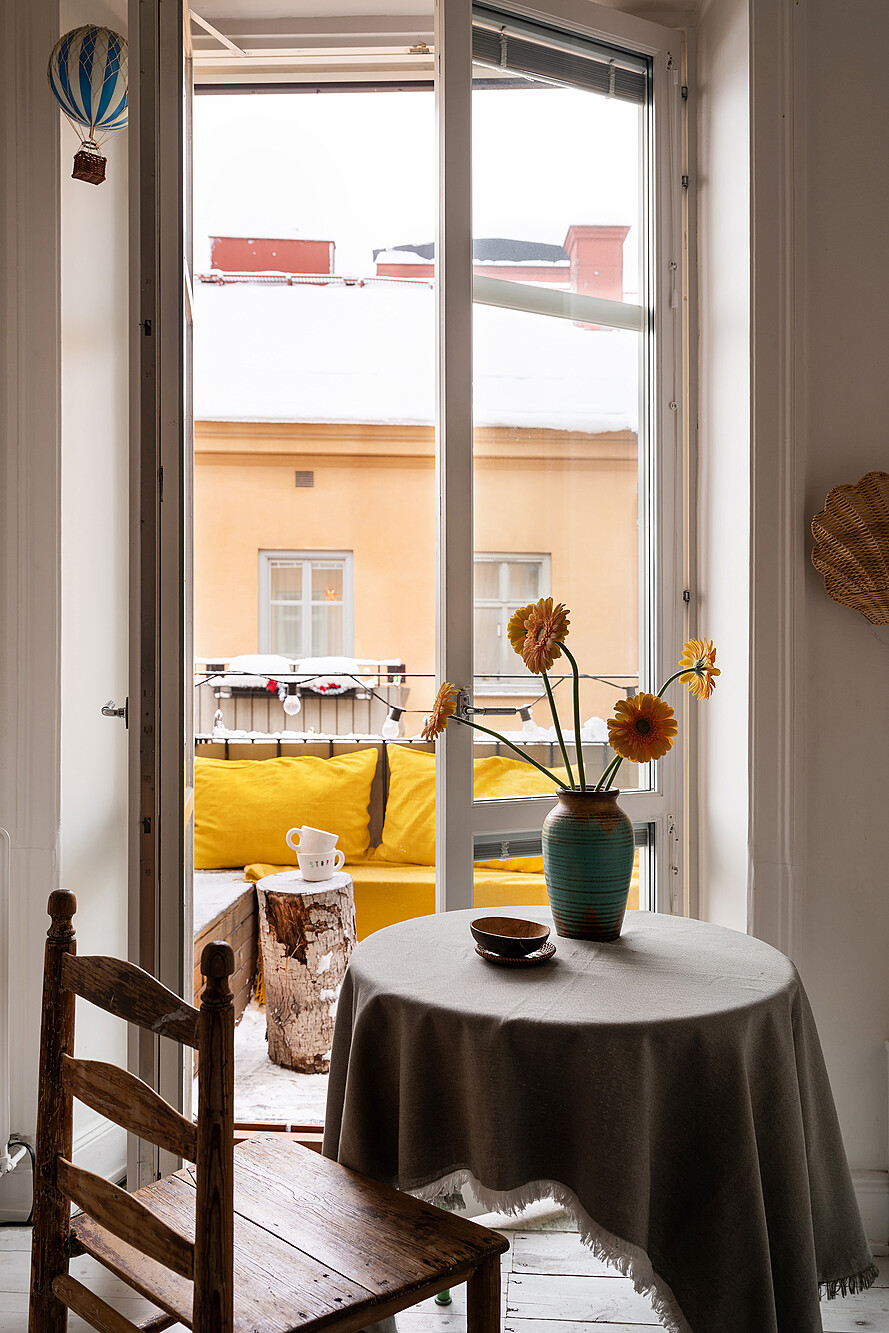 balcone attrezzato con sedute