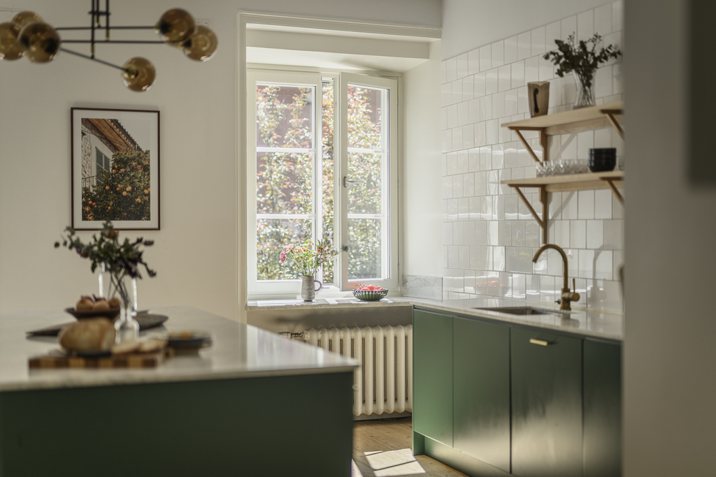 cucina con piastrelle bianche