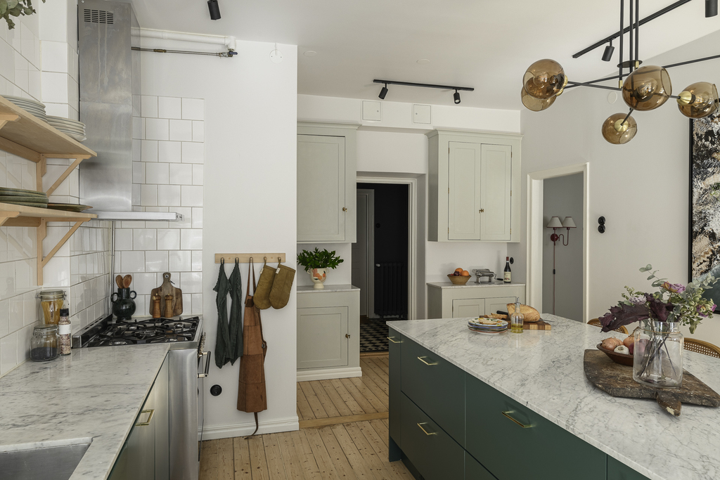 grande cucina con top in marmo