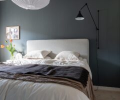 Un bilocale essenziale tra beige caldi e blu profondi