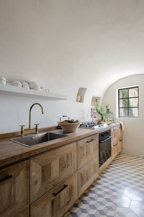 cucina in legno con marmette