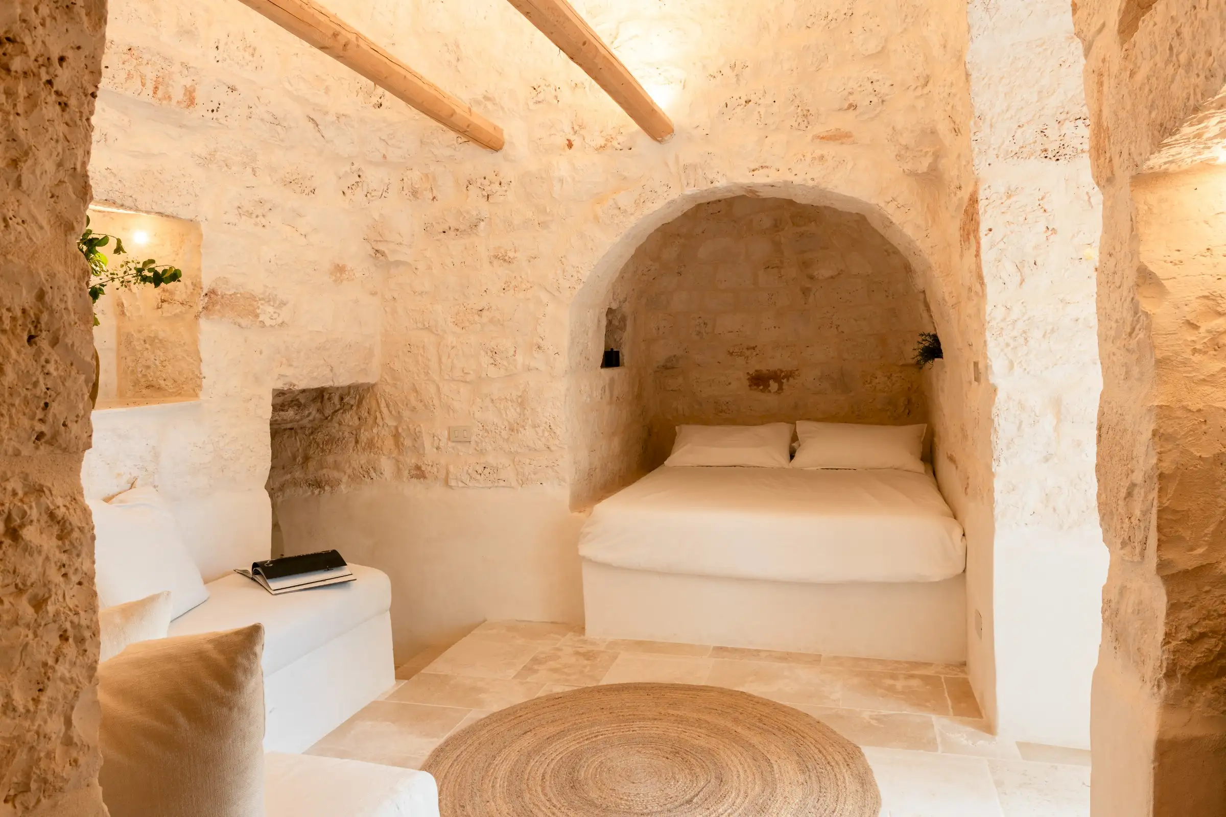 interno trullo con letto
