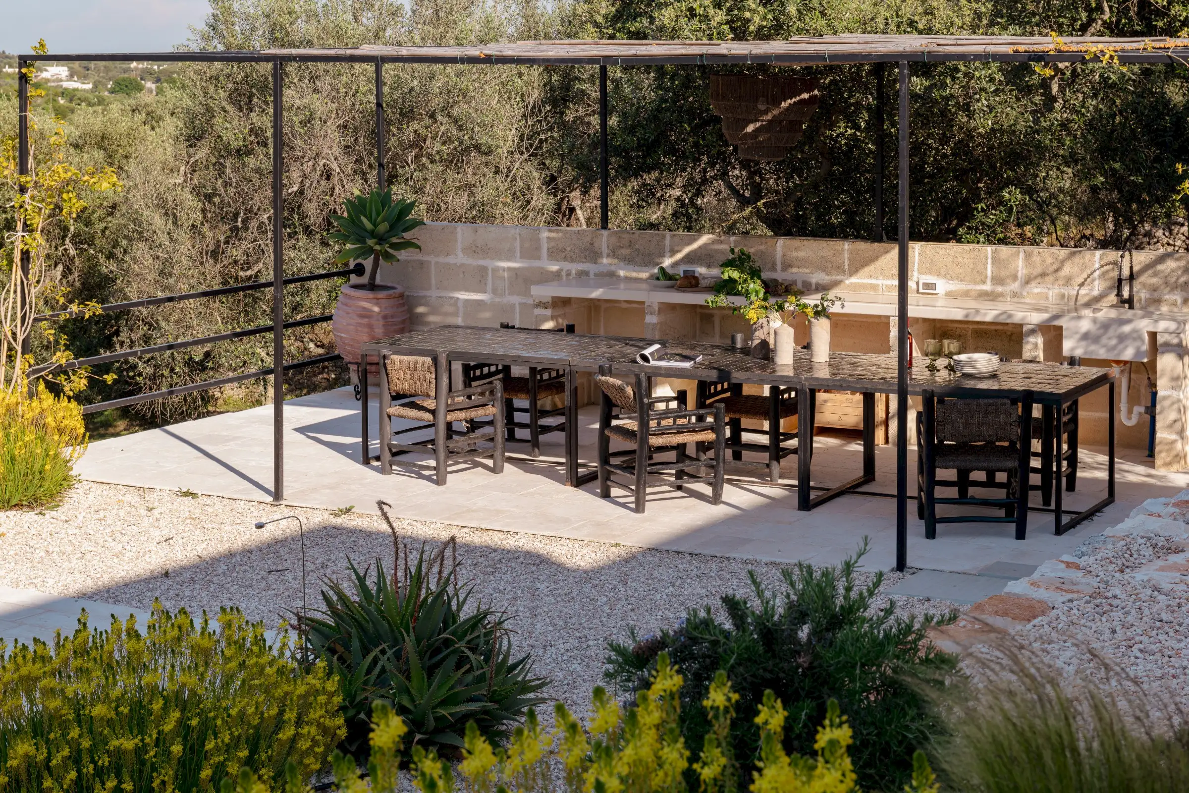 zona pranzo vicino alla piscina