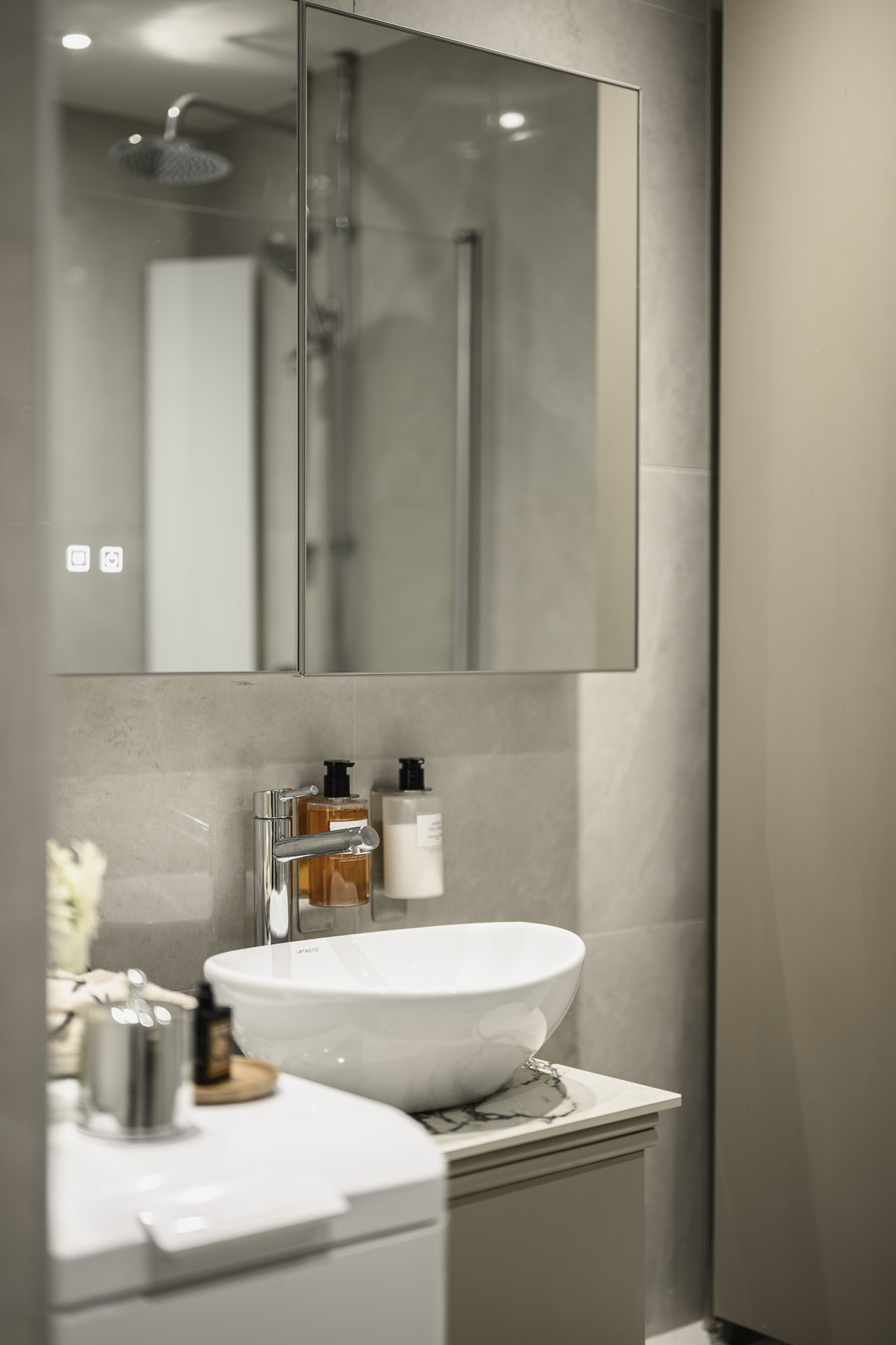 bagno piccolo in grigio