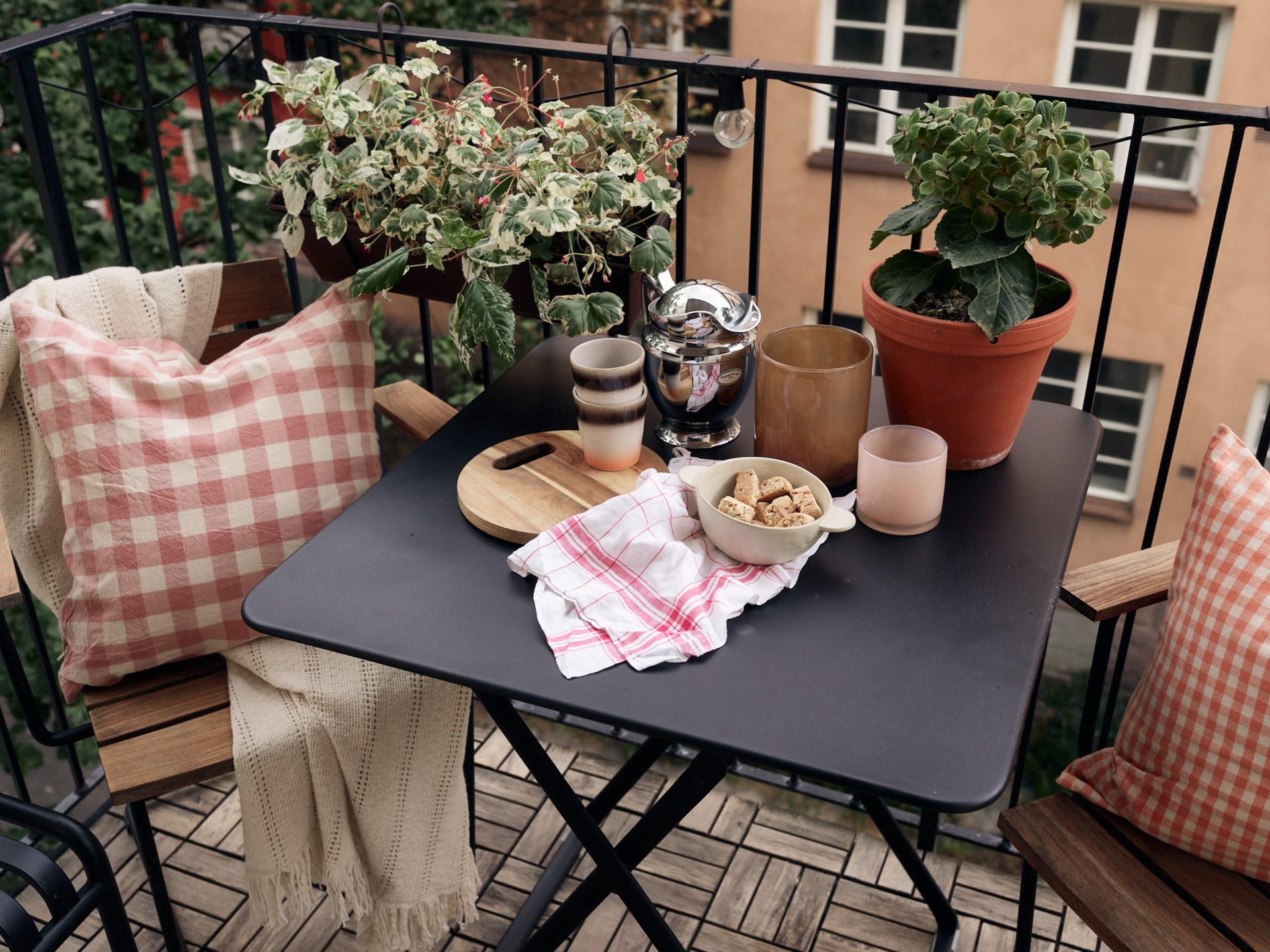 balconcino con tavolo per colazione