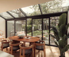 Ad Amsterdam una casa elegante si apre su un sorprendente giardino privato