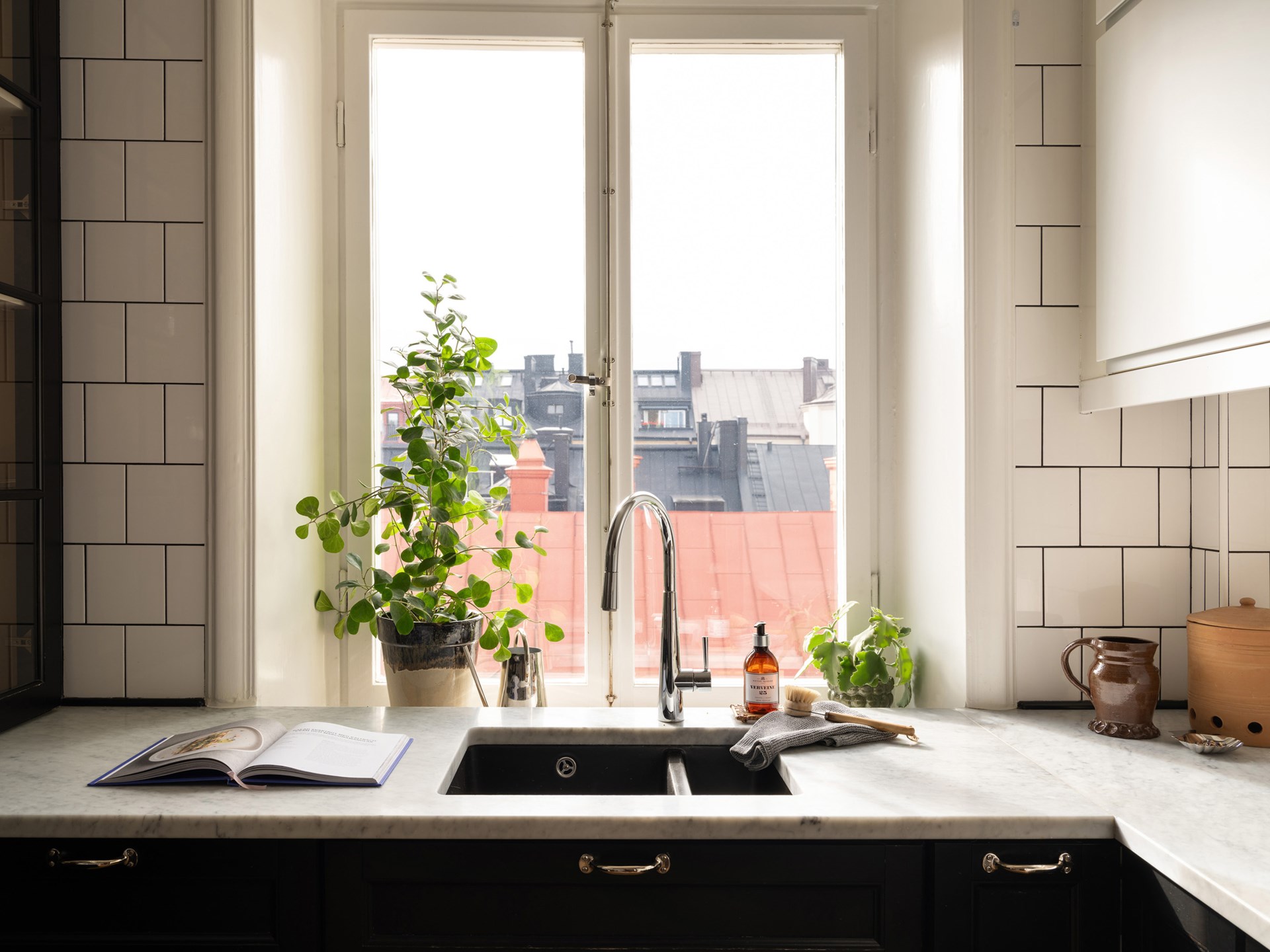 cucina con vista sul tetti