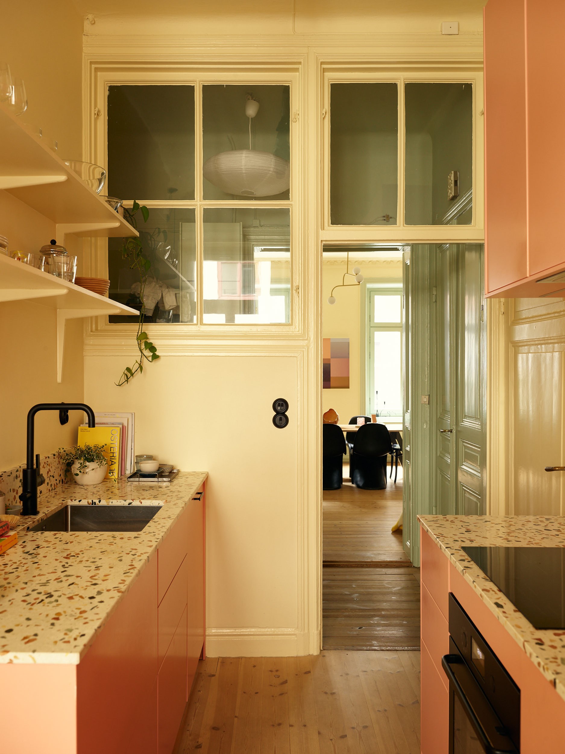 cucina con vista sulla zona pranzo