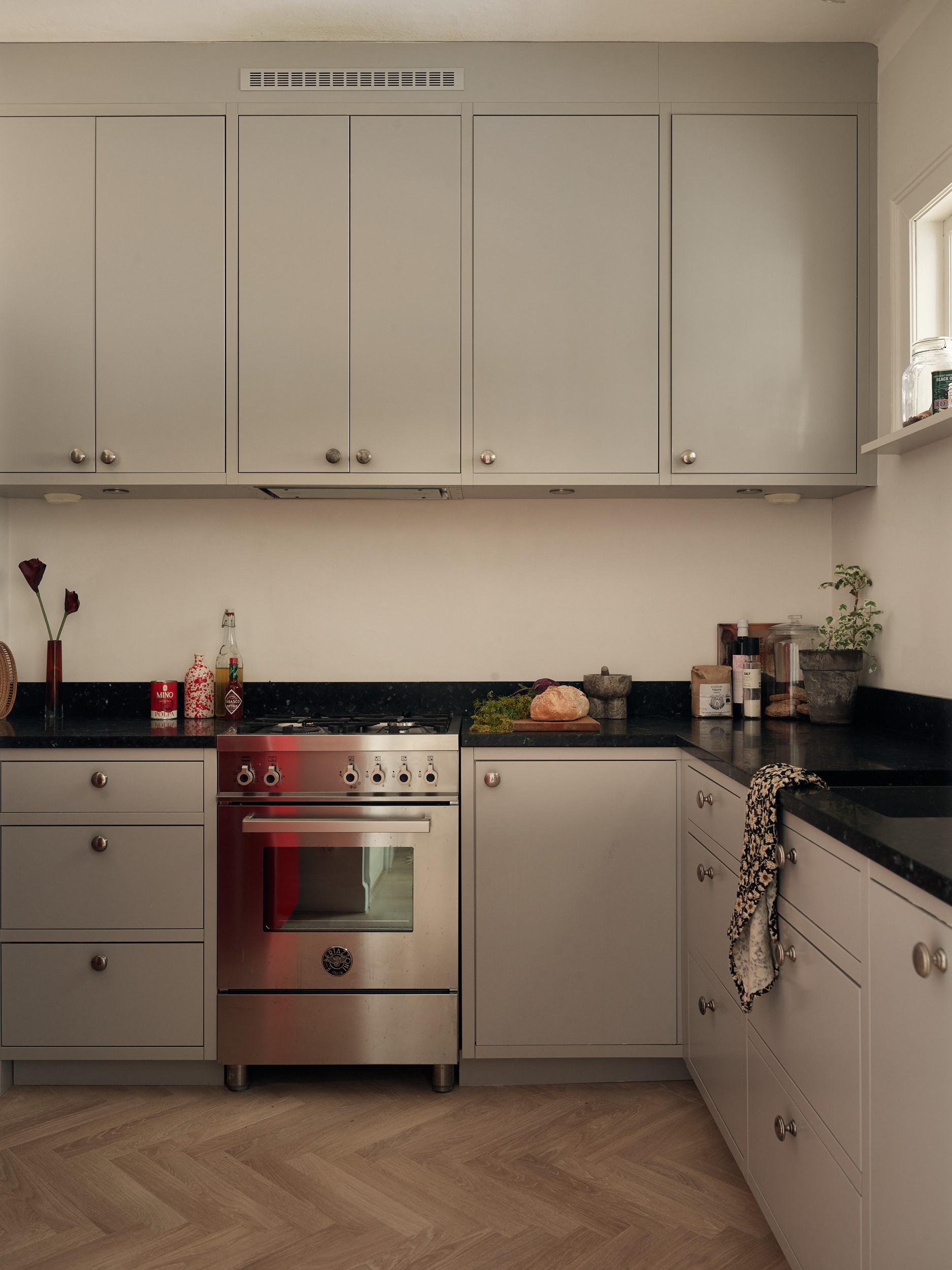 cucina grigia con top grigio