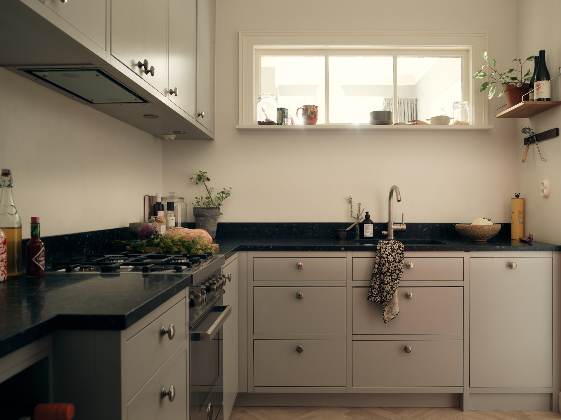 cucina grigia con top in pietra nera